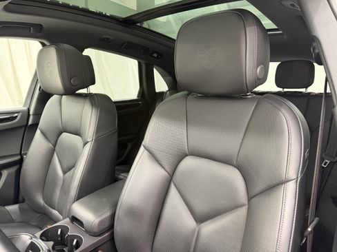 Certified 2024 Porsche Macan AWD/4WD image 5