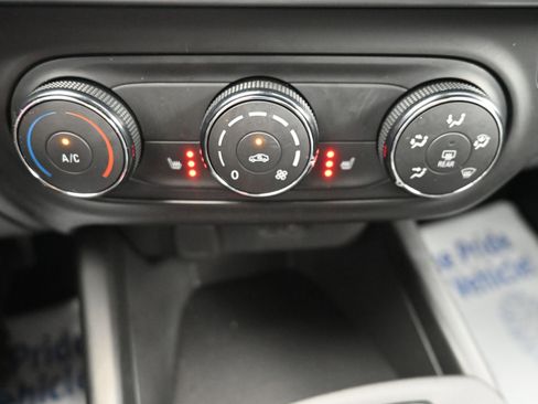 Used 2025 Chevrolet Trax RS w/ Sunroof Package FWD image 16