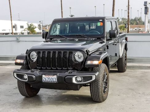 Used 2023 Jeep Gladiator Sport AWD/4WD image 4