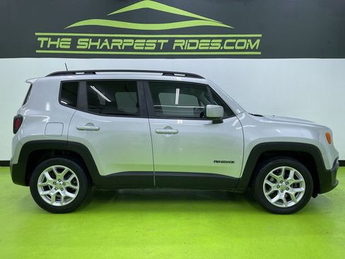 Used 2018 Jeep Renegade Latitude image 11