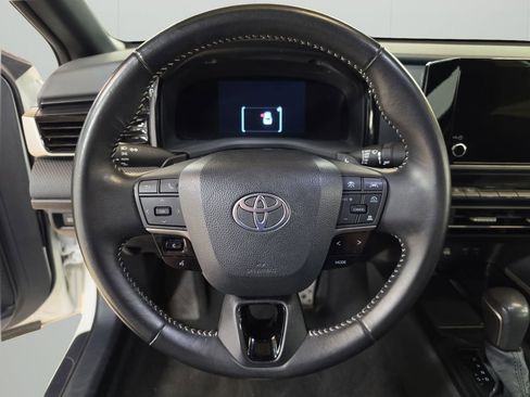 Used 2025 Toyota Camry SE image 19