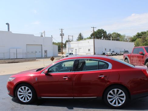 Used 2013 Lincoln MKS FWD image 3