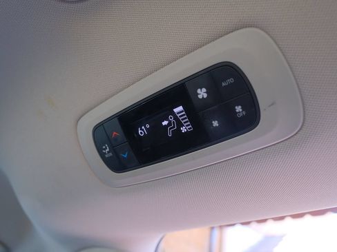 Used 2023 Chrysler Pacifica Touring-L FWD image 37