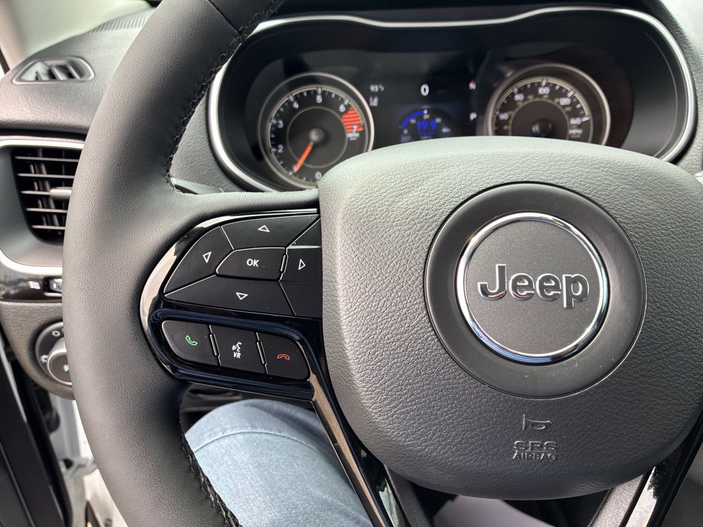 Used 2023 Jeep Cherokee Altitude Lux w/ Mopar Interior Package AWD/4WD image 21