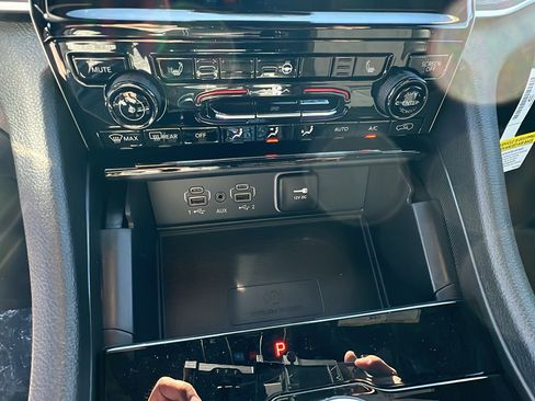 New 2025 Jeep Grand Cherokee Altitude image 29