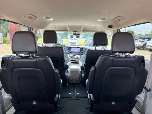 Used 2024 Chrysler Pacifica Touring-L FWD image 29