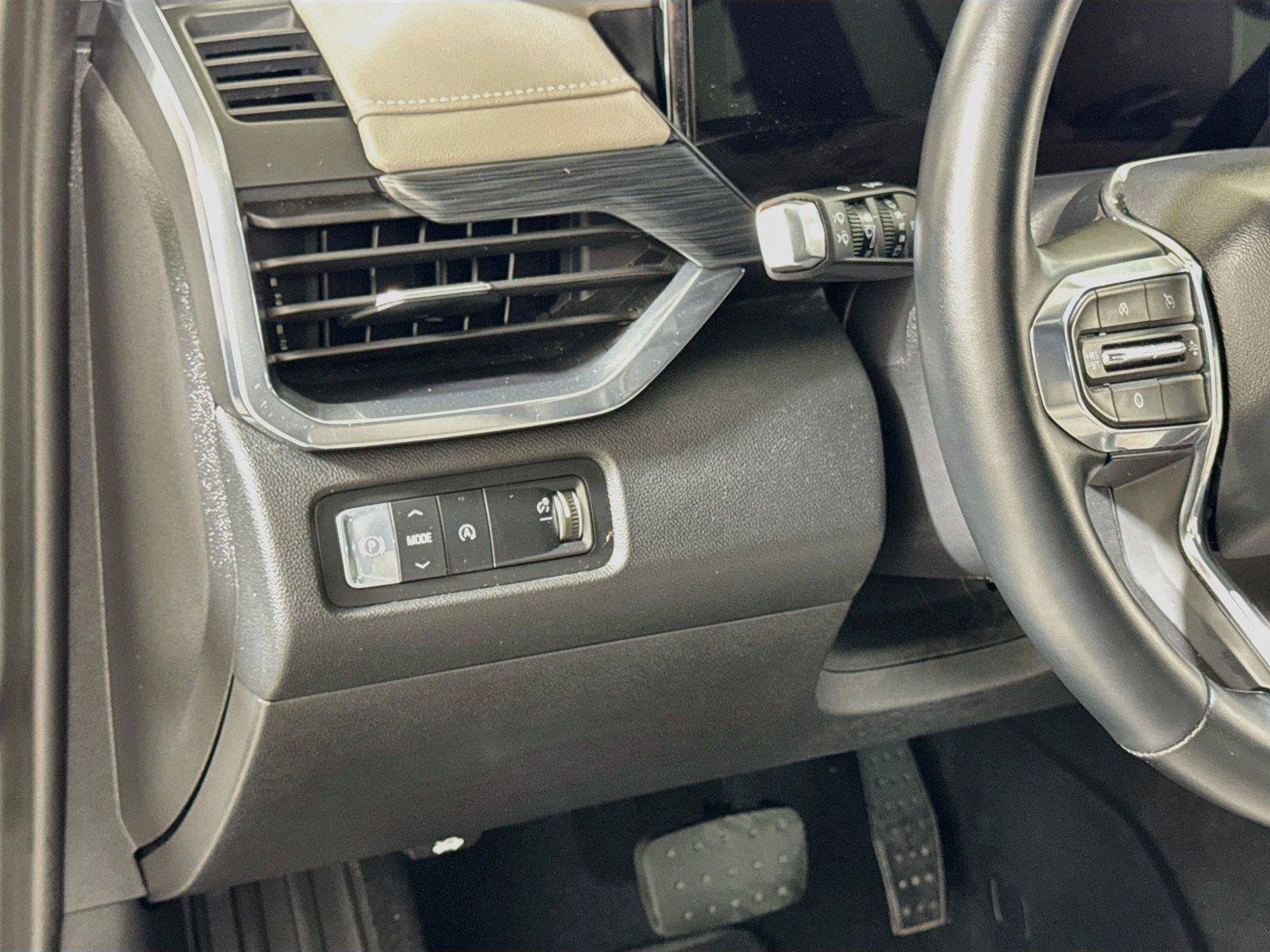 Used 2026 GMC Acadia Elevation w/ Elevation Premium Package FWD image 8