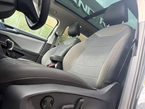 Used 2024 Volkswagen Taos SE w/ Panoramic Sunroof Package FWD image 5