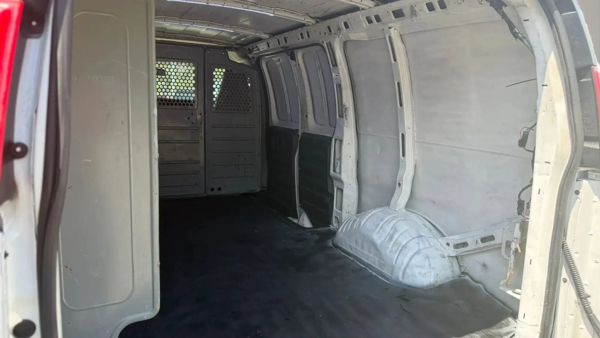 Used 2019 Chevrolet Express 2500 w/ Communications Package RWD image 23