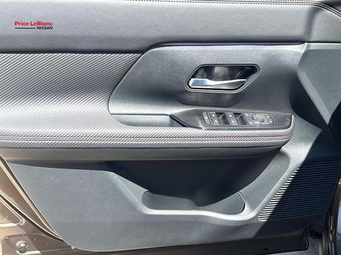 Certified 2025 Nissan Kicks SR FWD image 17