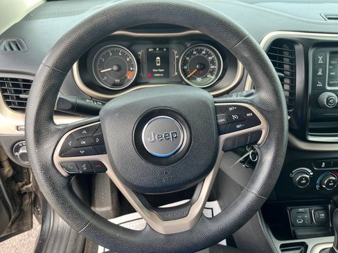 Used 2015 Jeep Cherokee Sport image 9