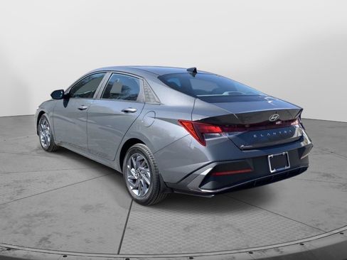 Used 2024 Hyundai Elantra SEL image 5