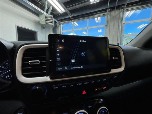 Used 2022 Hyundai Venue Limited FWD image 17