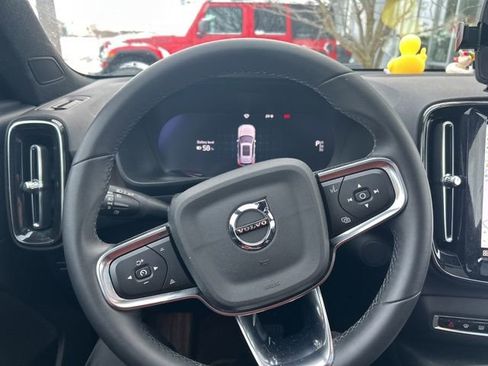 Used 2023 Volvo XC40 Recharge Ultimate image 12