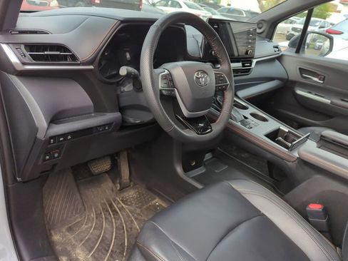 Used 2022 Toyota Sienna XSE w/ XSE Plus Package image 7