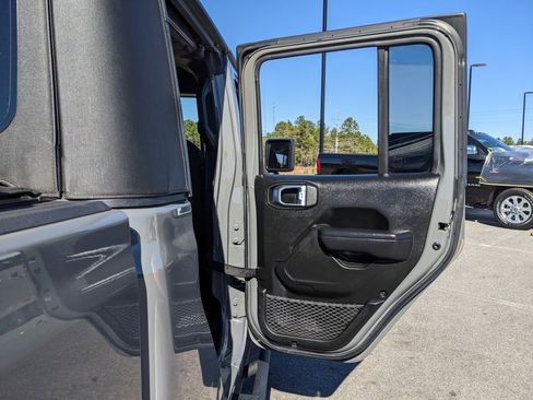 Certified 2022 Jeep Gladiator Willys image 55