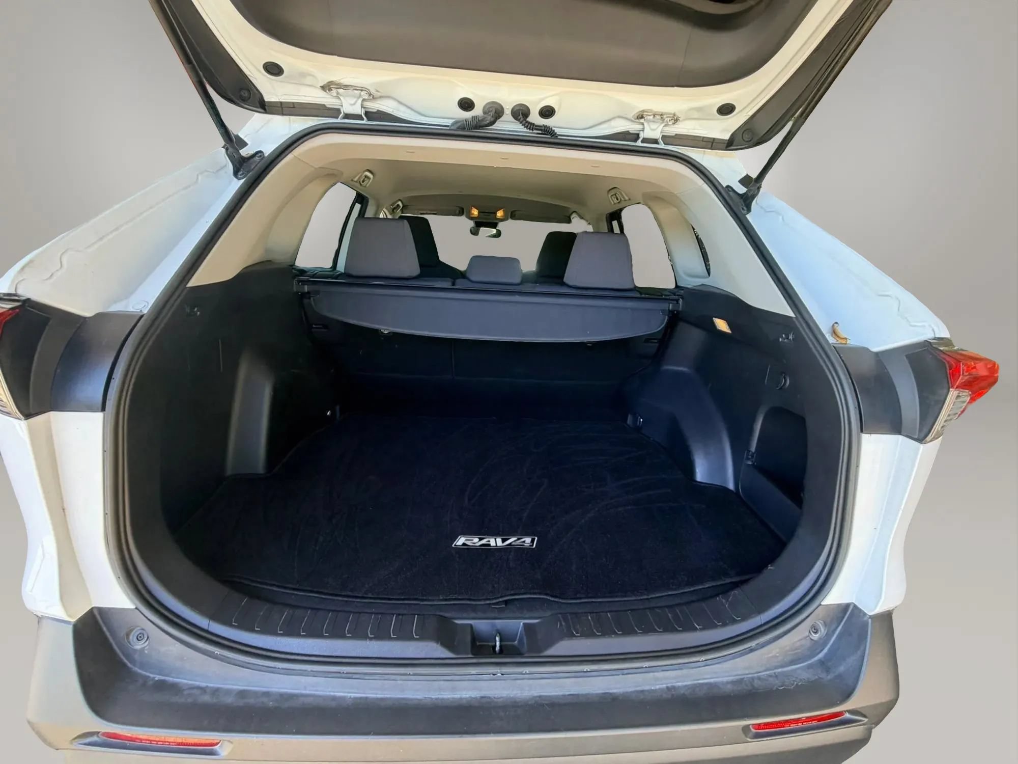 Used 2020 Toyota RAV4 XLE w/ Carpet Mat Package AWD/4WD image 23