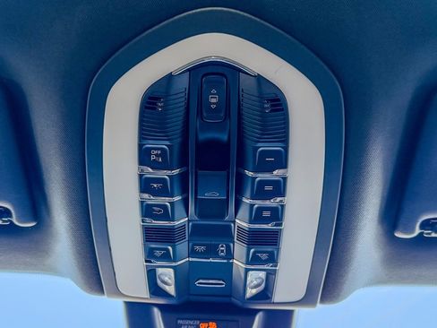 Used 2019 Porsche Macan image 18