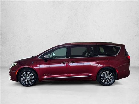 Used 2023 Chrysler Pacifica Pinnacle FWD image 10