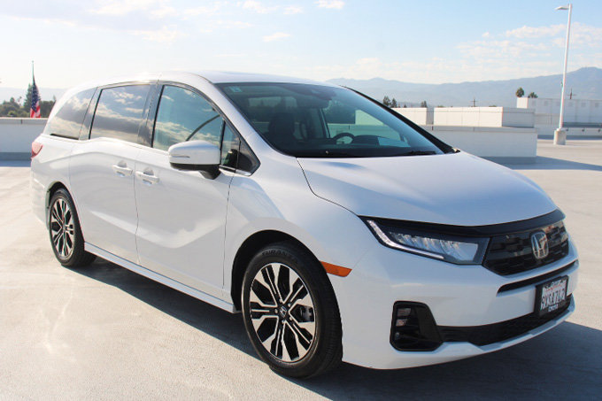 Used 2026 Honda Odyssey Elite image 2