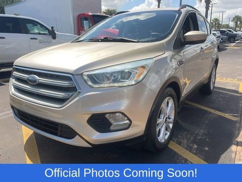 Used 2017 Ford Escape SE w/ Equipment Group 201A FWD image 2