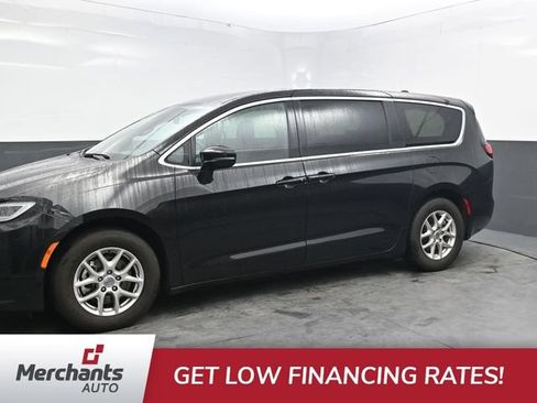 Used 2025 Chrysler Pacifica Select FWD image 3