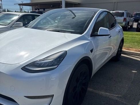 Used 2022 Tesla Model Y Long Range image 3