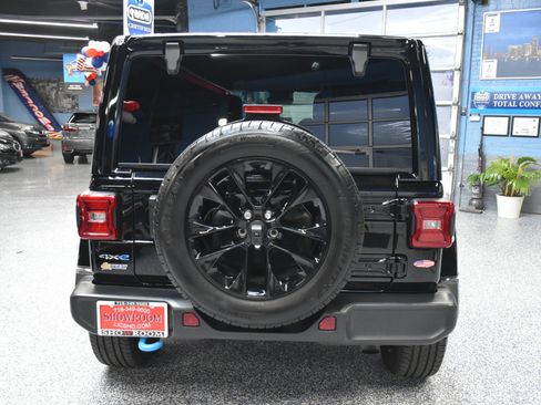 Used 2024 Jeep Wrangler Unlimited Sahara w/ Technology Group image 5