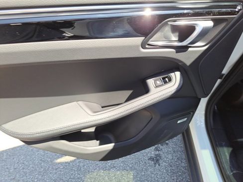 Used 2025 Porsche Macan image 21