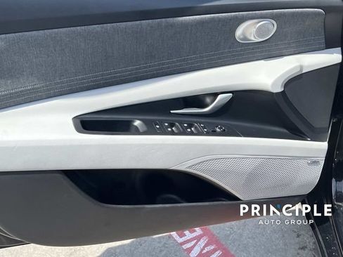 Used 2025 Hyundai Elantra Limited FWD image 12