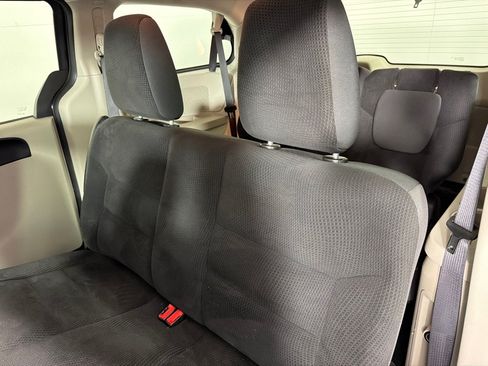 Used 2019 Dodge Grand Caravan SE FWD image 15