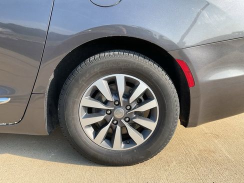 Used 2020 Chrysler Pacifica Touring-L Plus image 6