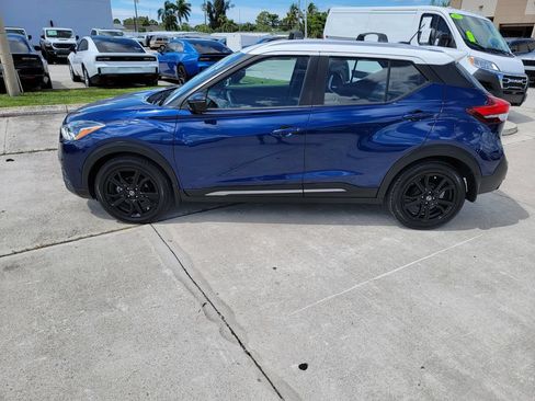 Used 2020 Nissan Kicks SR w/ SR Premium Package FWD image 2