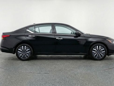 Used 2025 Nissan Altima 2.5 SV image 11