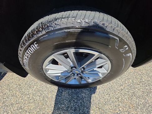 Used 2023 Chevrolet Traverse LT AWD/4WD image 32