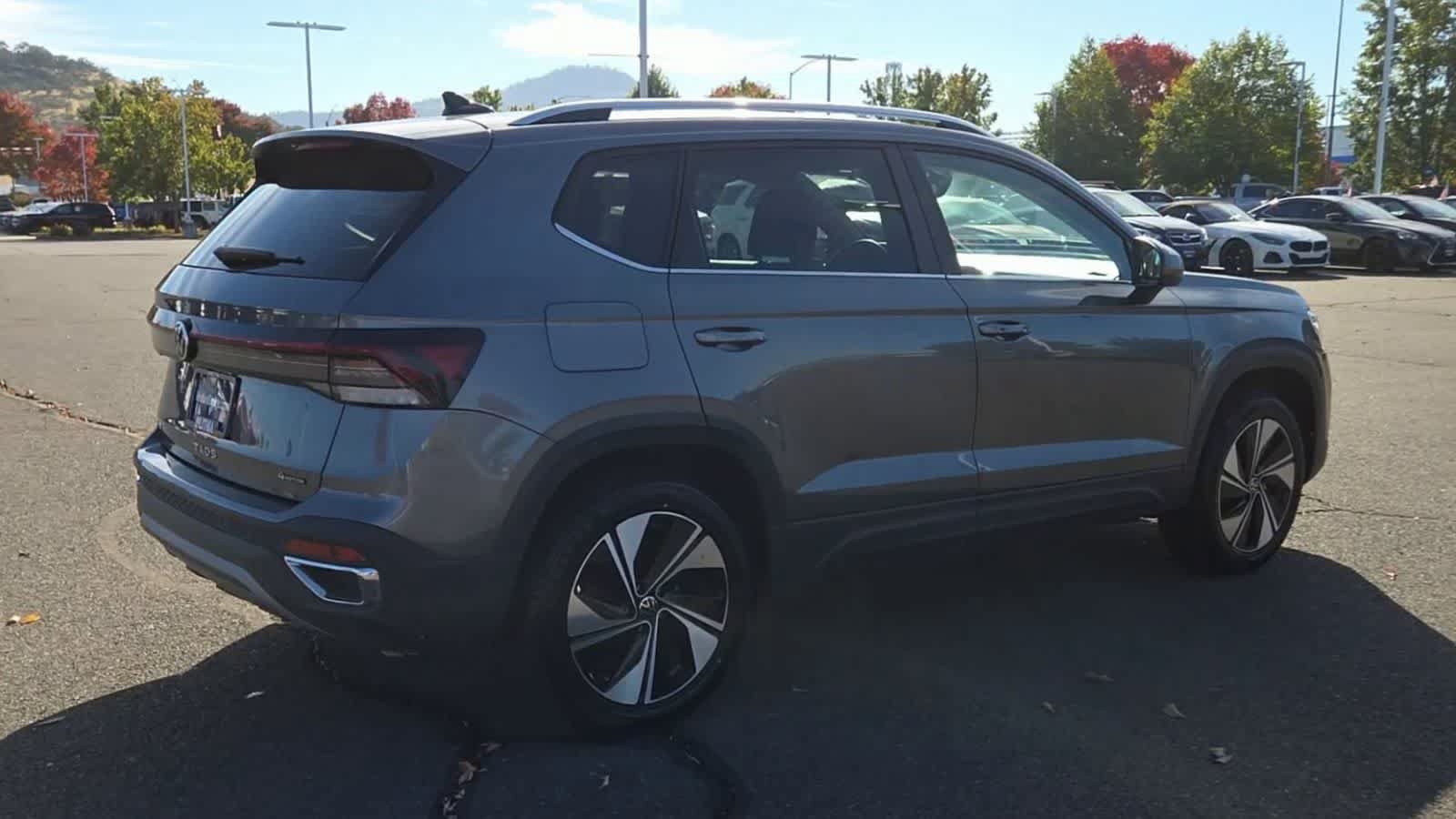 Used 2025 Volkswagen Taos SE AWD/4WD image 8