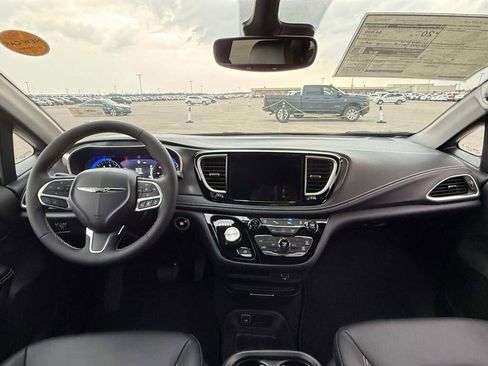 New 2026 Chrysler Pacifica Select image 25