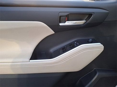 Certified 2023 Toyota Highlander XLE image 12