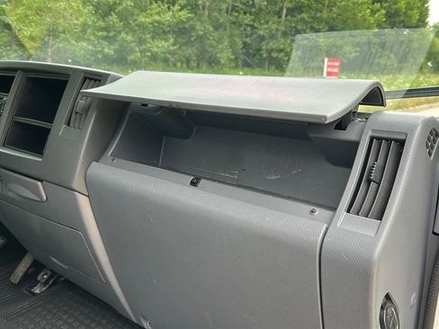 Used 2018 Isuzu NPR RWD image 46