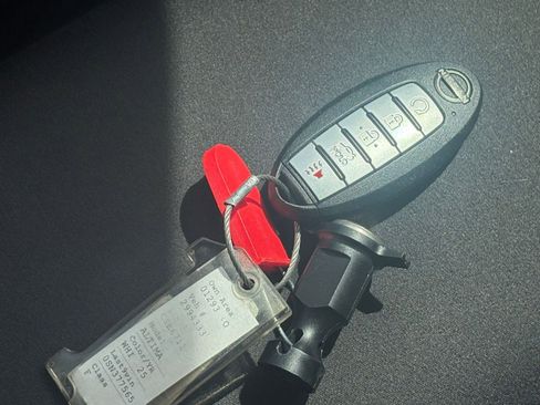 Used 2025 Nissan Altima 2.5 SV FWD image 22