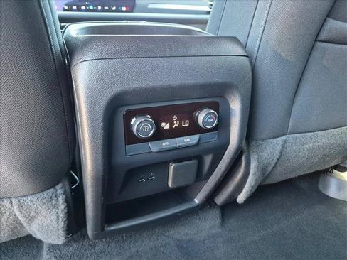 Used 2024 Chevrolet Traverse LT FWD image 17