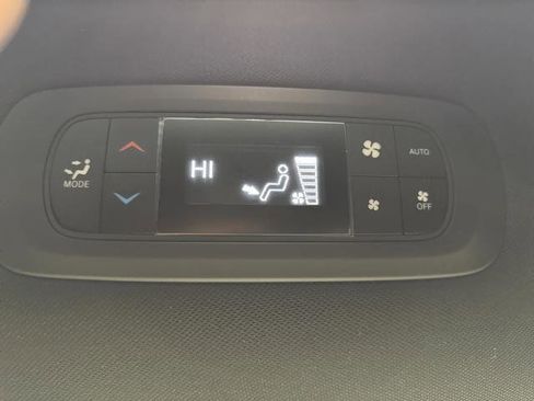 Used 2024 Chrysler Pacifica Select image 32