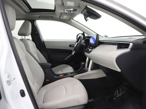 Used 2024 Toyota Corolla Cross LE w/ Moonroof Package image 12