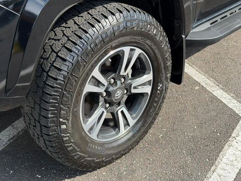 Used 2017 Toyota Tacoma TRD Off-Road image 8