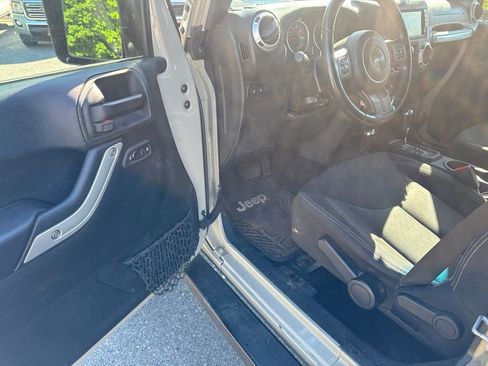 Used 2018 Jeep Wrangler Unlimited Rubicon w/ Connectivity Group AWD/4WD image 18