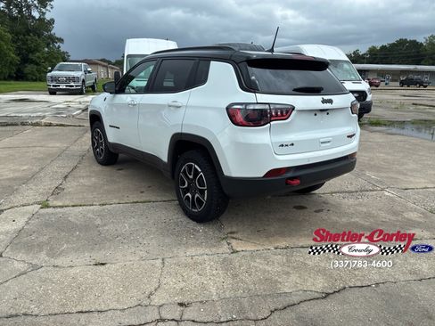 Used 2025 Jeep Compass Trailhawk AWD/4WD image 12