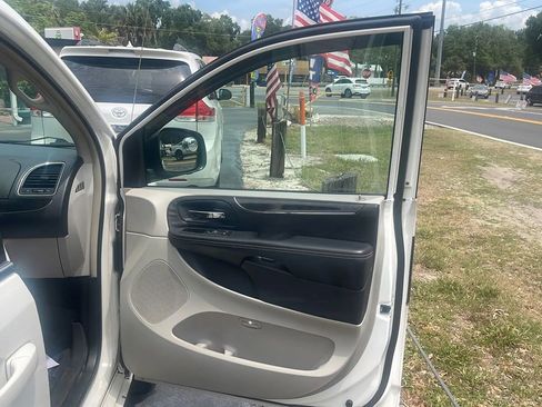 Used 2013 Chrysler Town & Country Touring FWD image 11