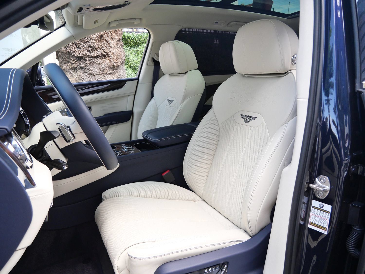 Used 2023 Bentley Bentayga Extended Wheelbase AWD/4WD image 16