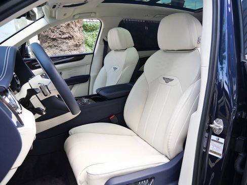 Used 2023 Bentley Bentayga Extended Wheelbase AWD/4WD image 16