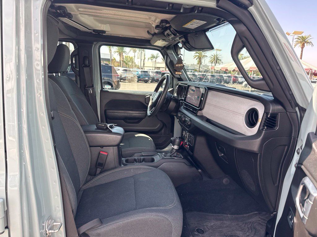 Used 2024 Jeep Wrangler Unlimited AWD/4WD image 9
